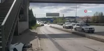 Gebze'de Kontrolden Çıkan Otomobil Otobüs Durağına Çarptı