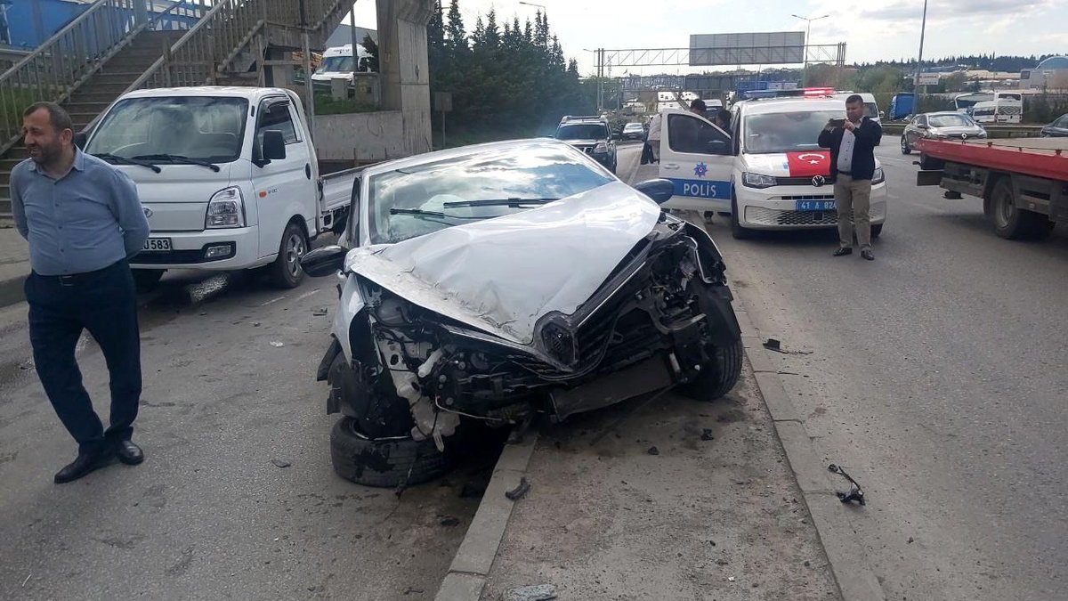 Kocaeli\'de Hızlı Otomobil Kaza Yaptı: 3 Kişi Yaralandı