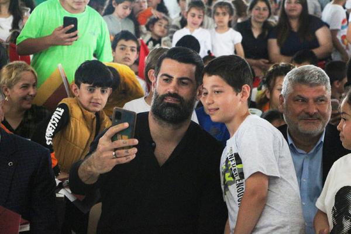Samandağ\'da Depremzedeler İçin Sahra Okulunda 23 Nisan Kutlaması