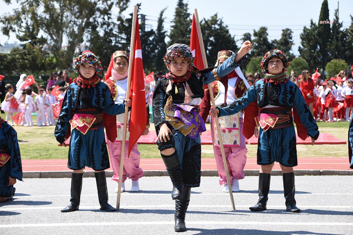 Foça\'da 23 Nisan Ulusal Egemenlik ve Çocuk Bayramı Kutlamaları