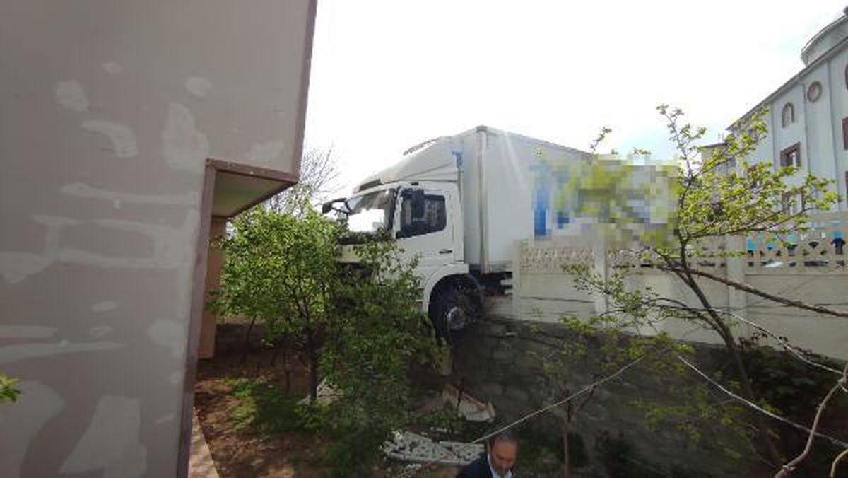 Elazığ\'da freni boşalan kamyon evin bahçe duvarında askıda kaldı
