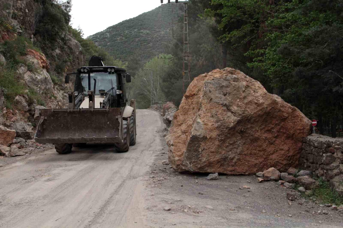 Hatay\'da deprem tonlarca ağırlığındaki kayaları yerinden böyle koparmış