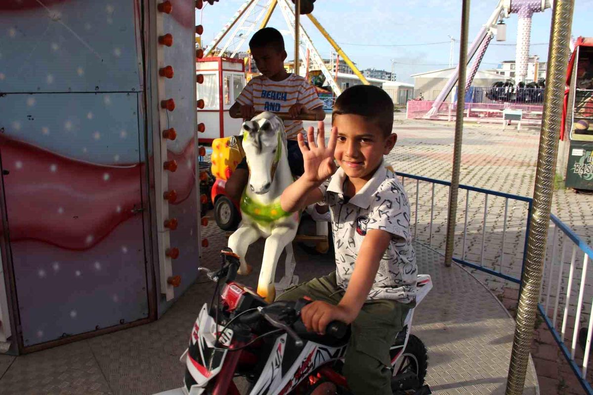 Hatay\'da Depremin Etkisi Geçici de Olsa Lunaparkta Çocuklar Eğlendi