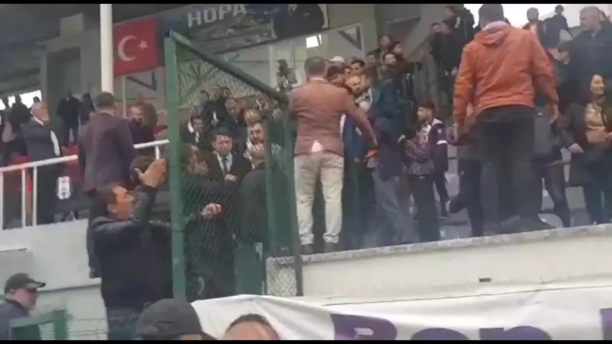 AKP Artvin Milletvekili Adayı Faruk Çelik Hopaspor Taraftarları Tarafından Protesto Edildi