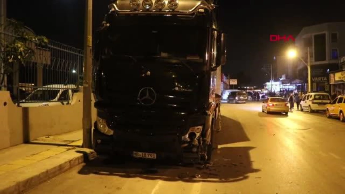 İzmir\'de Otomobil TIR\'a Çarptı: 1 Ölü, 3 Yaralı