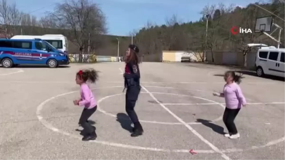 Jandarma, depremzedeleri unutmadı