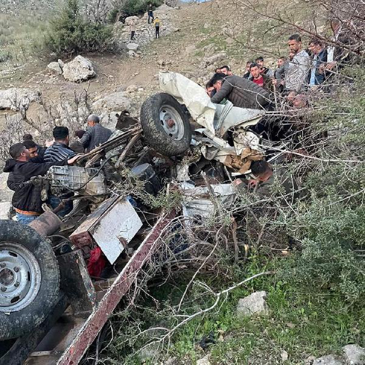 Şırnak\'ta kamyonet uçuruma yuvarlandı: 1 ölü, 1 ağır yaralı