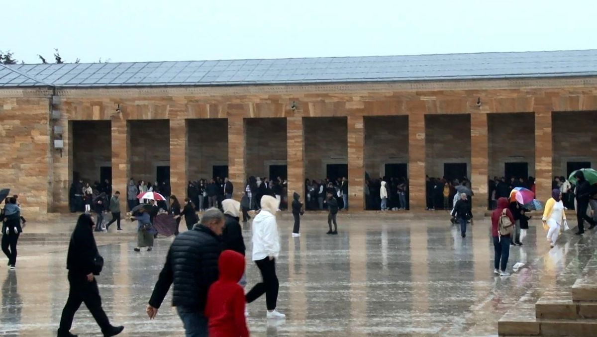 Kılıçdaroğlu, Anıtkabir\'e gelen çocuklarla sohbet etti