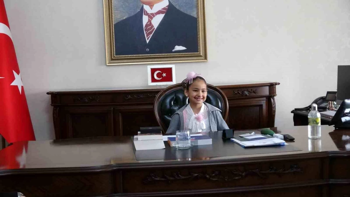 Kilis Valisi Recep Soytürk, 23 Nisan etkinliğinde öğrenciye makam koltuğunu devretti
