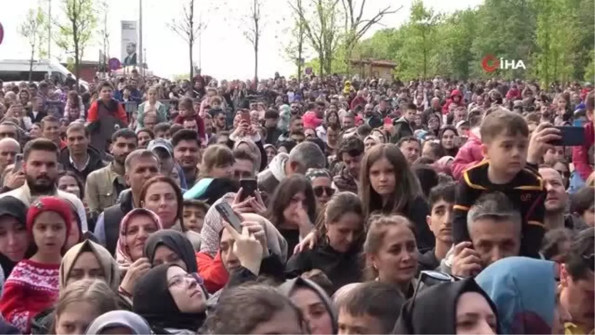 Kıraç, depremzede çocuklarla birlikte sahnede şarkı söyledi