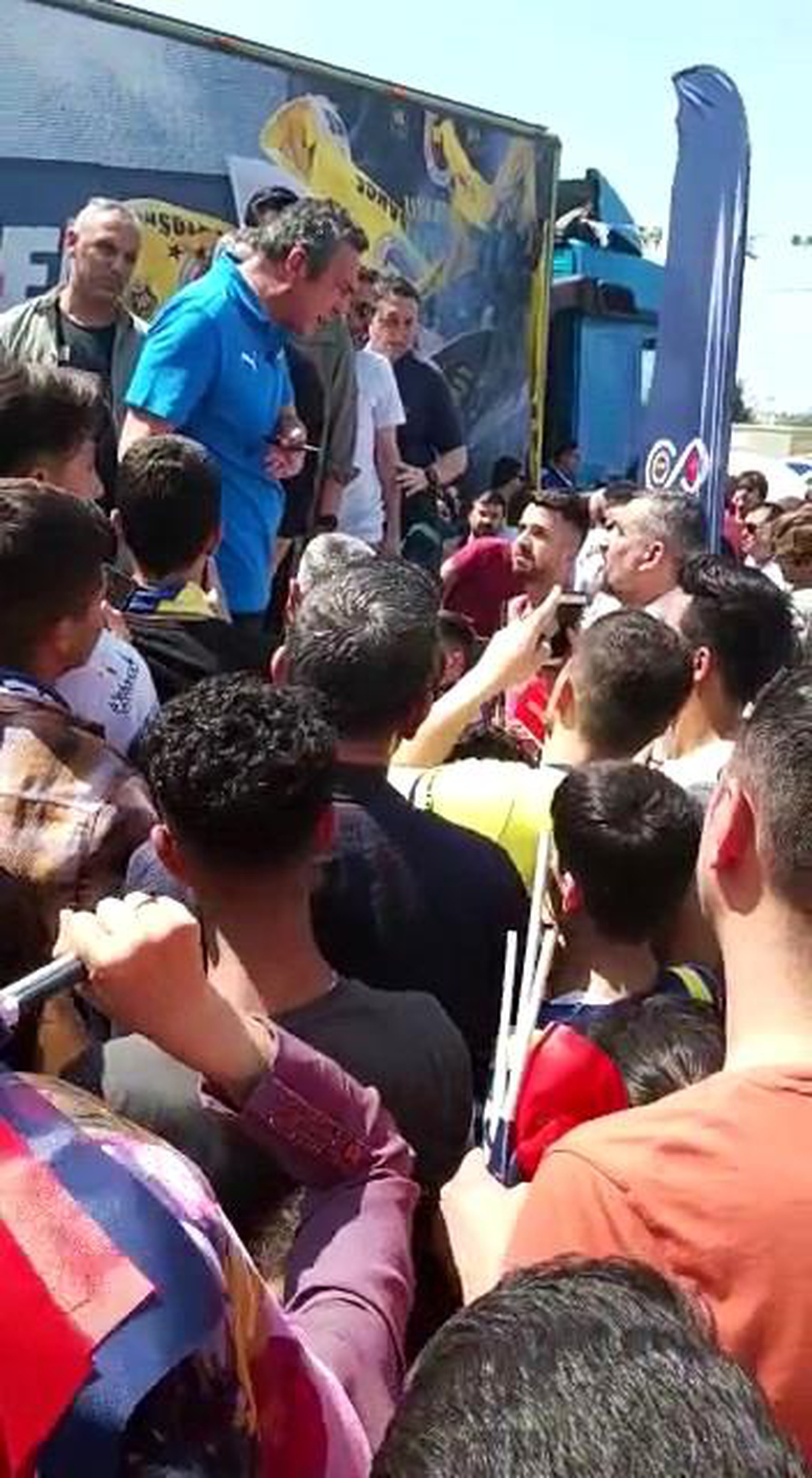 Fenerbahçe Başkanı Ali Koç, depremzede tarafından \'başkanım\' diye seslenilince fırçaladı
