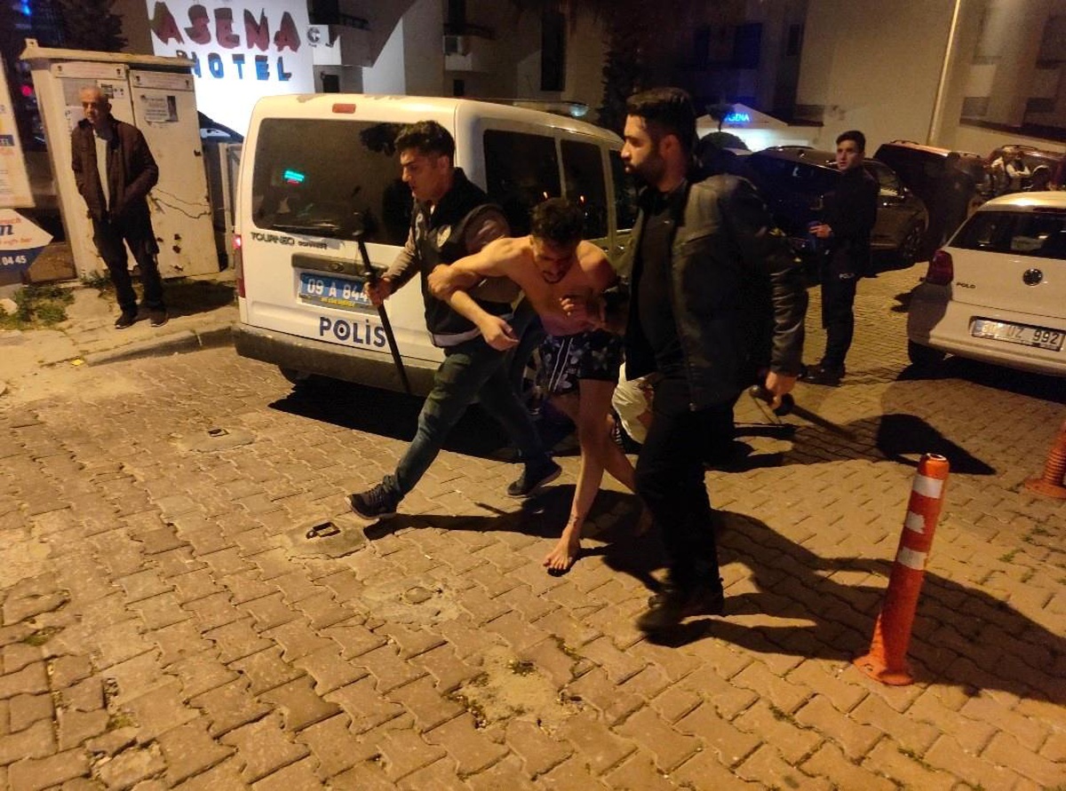 Kuşadası\'nda Bıçaklı Kavga: 2 Yaralı, 3 Gözaltı