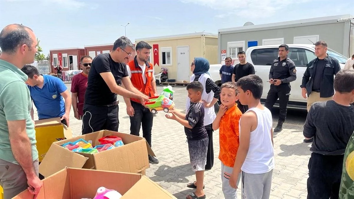 Kütahya Valisi Ali Çelik, Hatay deprem bölgesindeki çocuklara oyuncak dağıttı