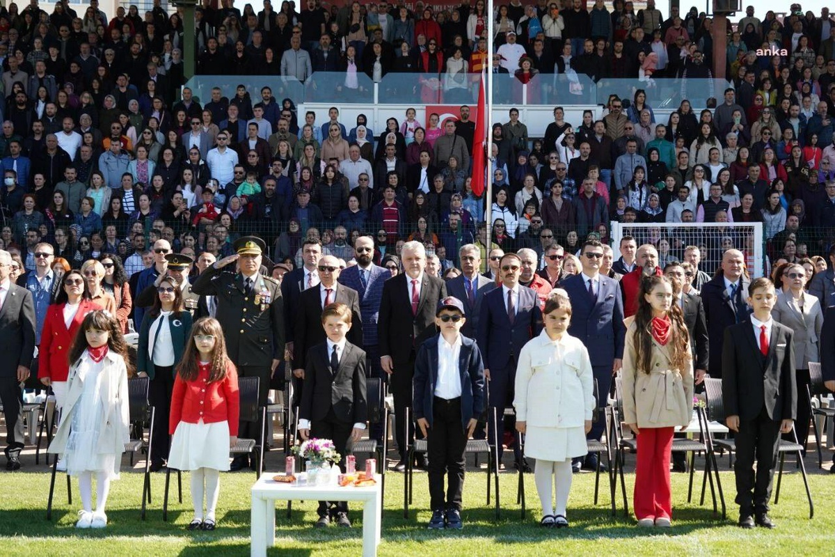 Lüleburgaz\'da Yıllar Sonra Stadyumda Kutlanan 23 Nisan Ulusal Egemenlik ve Çocuk Bayramı