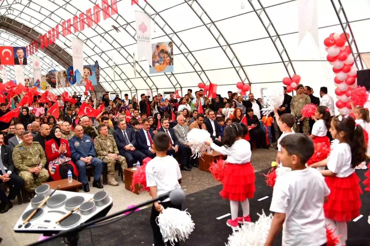 Malatya\'da Depremzede Çocuklar İçin 23 Nisan Kutlaması