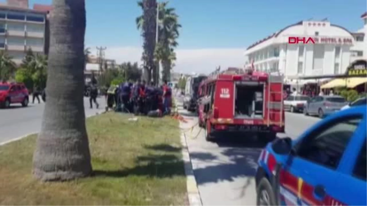 Manavgat\'ta otomobil palmiye ağacına çarptı: Sürücü yaralandı