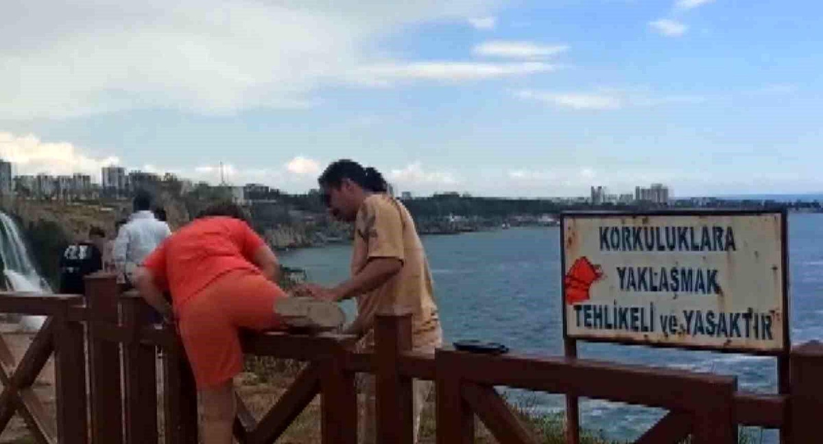 Manzara fotoğrafı için çitlerden atlayan vatandaşlar, canlarını hiçe saydı