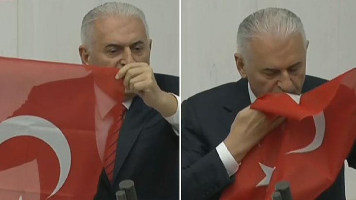 Meclis kürsüsüne son kez çıkan Binali Yıldırım, cebinden çıkardığı bayrağı öperek oturama damga vurdu
