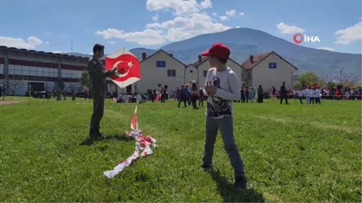 Mehmetçik Kosova\'daki 23 Nisan kutlamalarında çocuklarla oyunlar oynadı