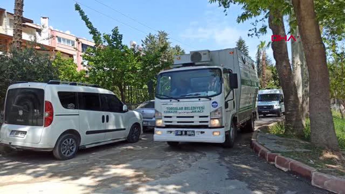 MERSİN\'DEKİ YANGINDA ÖLEN ÜÇÜZLERDEN 2\'Sİ DEFNEDİLDİ