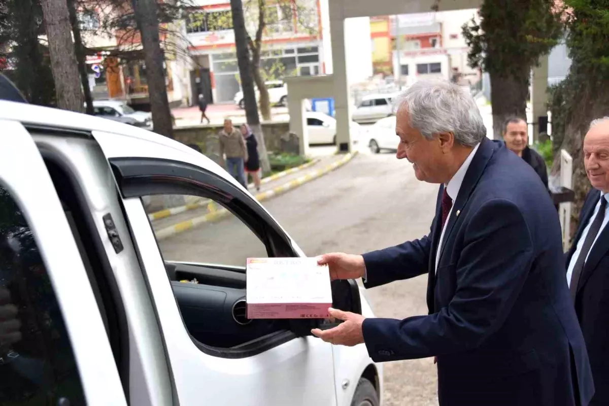 Mezarlık ziyaretine gelen vatandaşların bayramını kutladı