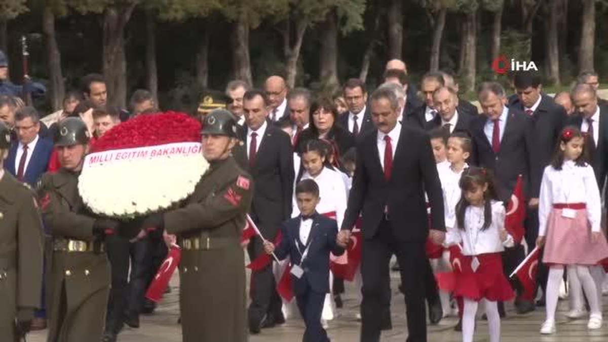 Milli Eğitim Bakanı Özer, öğrencilerle birlikte Anıtkabir\'i ziyaret etti