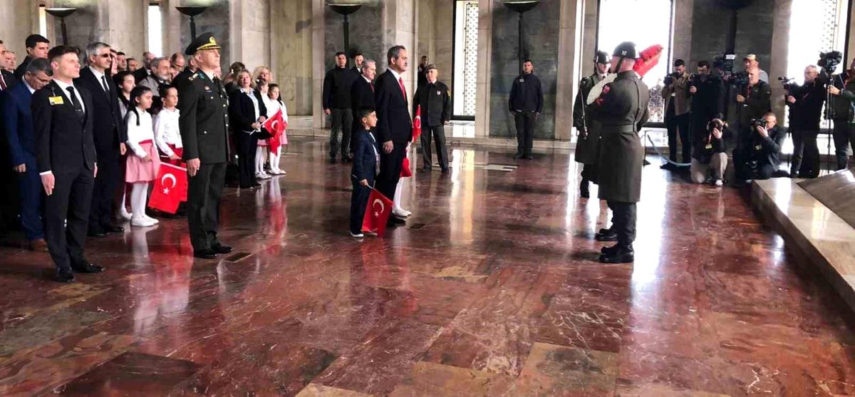 Milli Eğitim Bakanı Mahmut Özer 23 Nisan\'da Anıtkabir\'i ziyaret etti