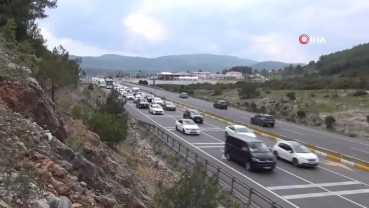 Muğla\'da kilometrelerce tatilci kuyruğu