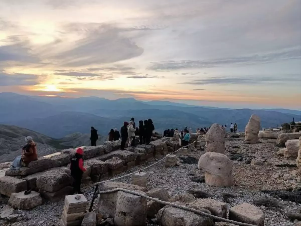 Nemrut Dağı Ramazan Bayramında ziyaretçilerini ağırlıyor