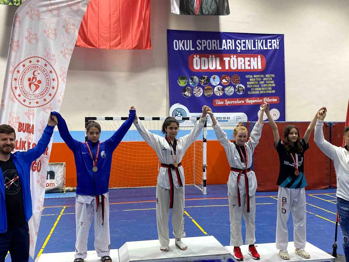Osmangazi Belediyespor Taekwondo Takımı 23 Nisan Kupasında Çifte Başarıya İmza Attı