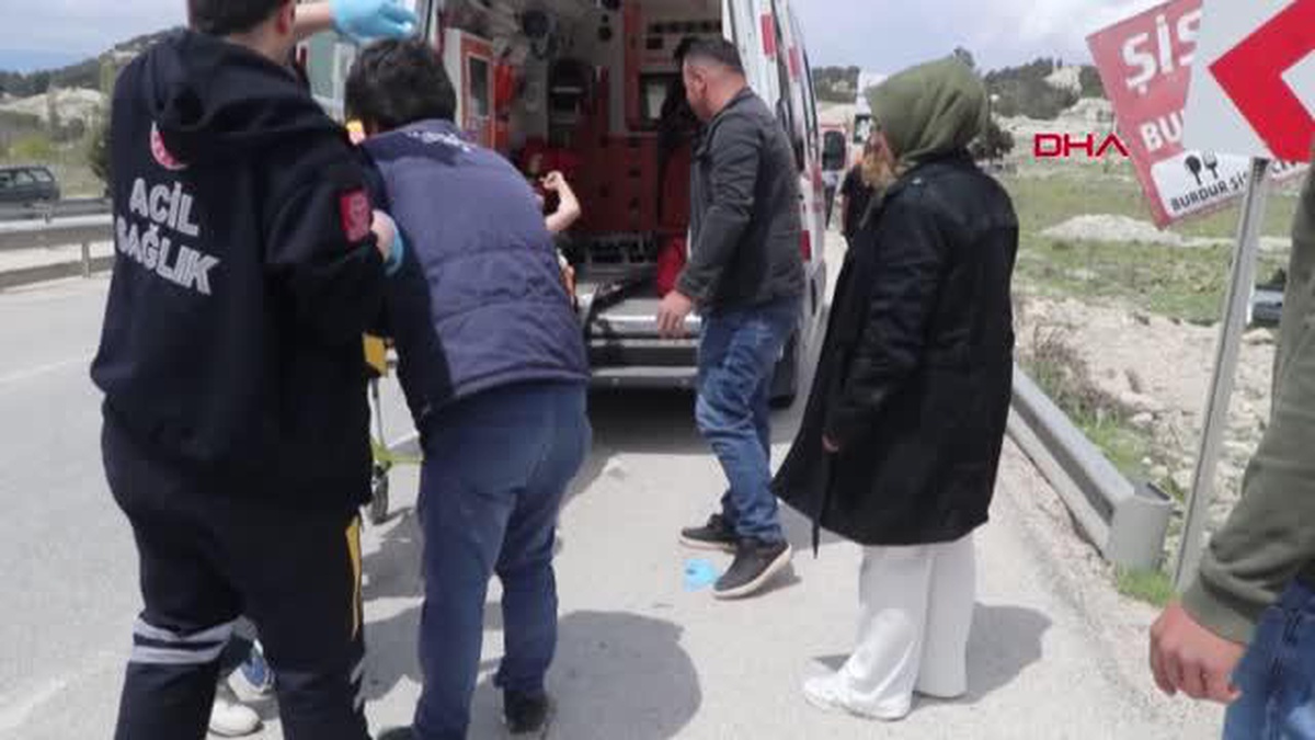 Burdur\'da Otomobil Reklam Panosuna Çarptı: 1\'i Bebek 4 Kişi Yaralandı