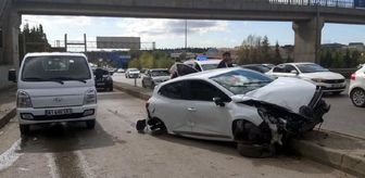 Gebze'de Otomobil Üst Geçidin Ayağına Çarptı: 1 Ağır 3 Yaralı