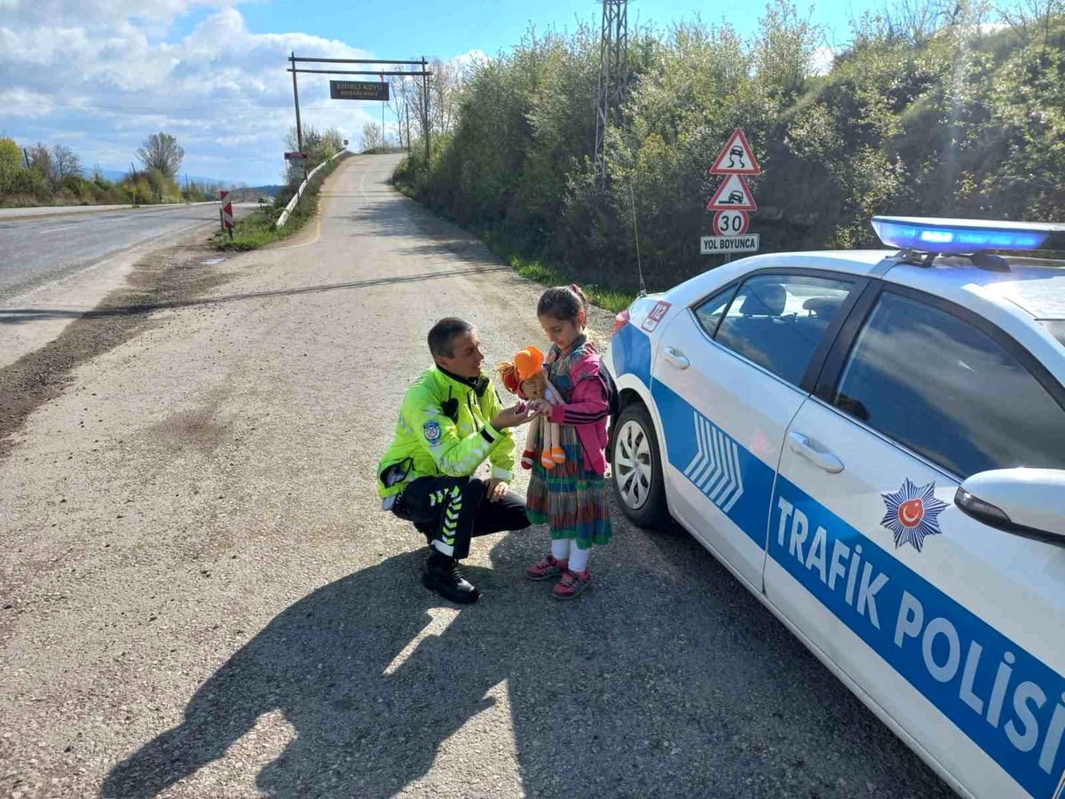 Kastamonu\'da Trafik Ekipleri Bayramı Kutladı ve Trafik Kurallarını Hatırlattı