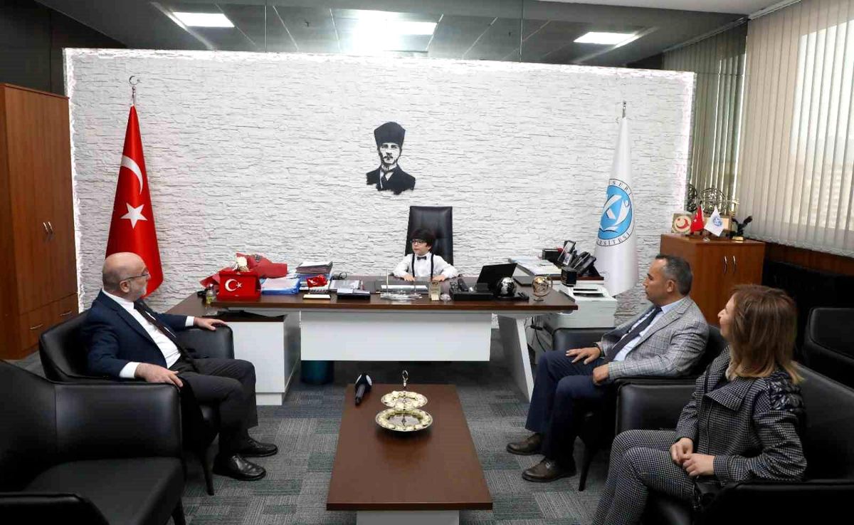 Kayseri Üniversitesi Rektörü 23 Nisan\'da Koltuğunu İlkokul Öğrencisine Devretti
