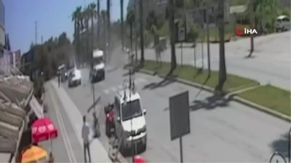 Antalya\'da Sollama Yapan Otomobil Palmiye Ağacına Çarptı