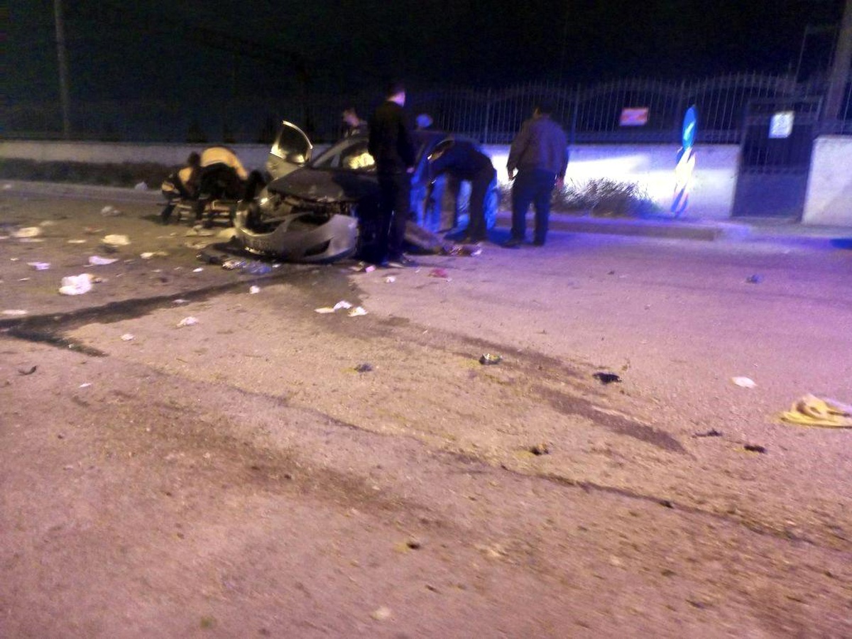 Eskişehir\'de araç elektrik direğine çarptı: 2 yaralı