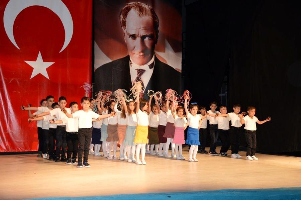Tatvan\'da 23 Nisan Ulusal Egemenlik ve Çocuk Bayramı Kutlamaları