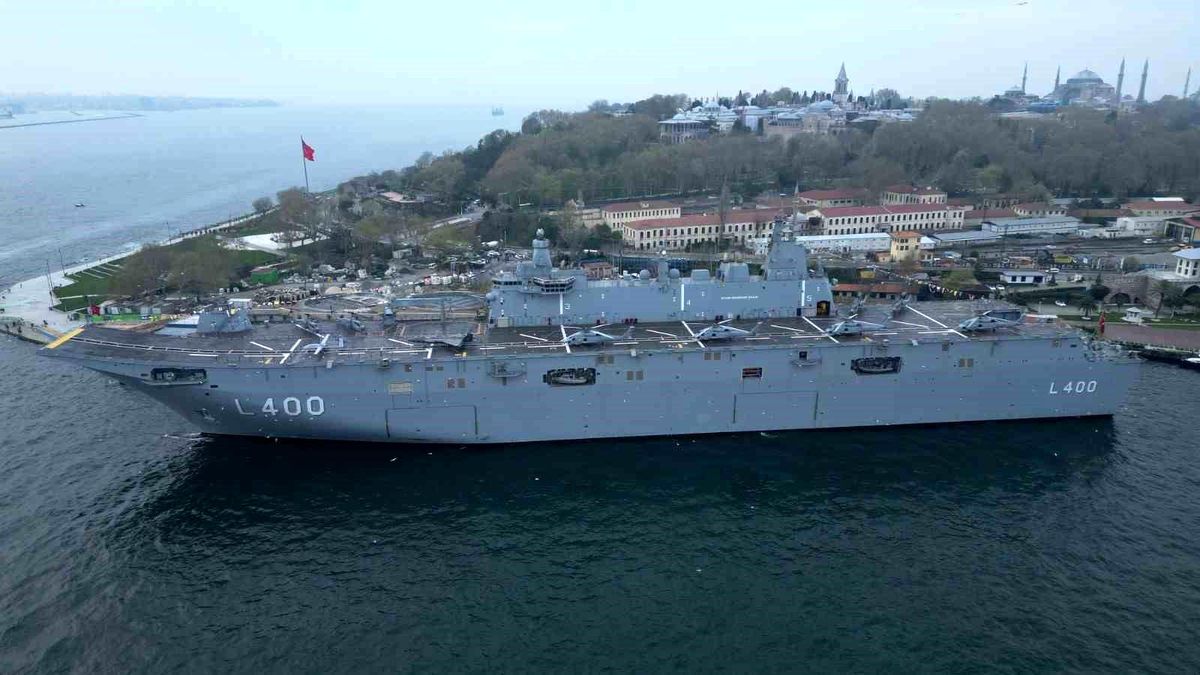 Dünyanın ilk SİHA gemisi TCG Anadolu ziyaretçi akınına uğradı