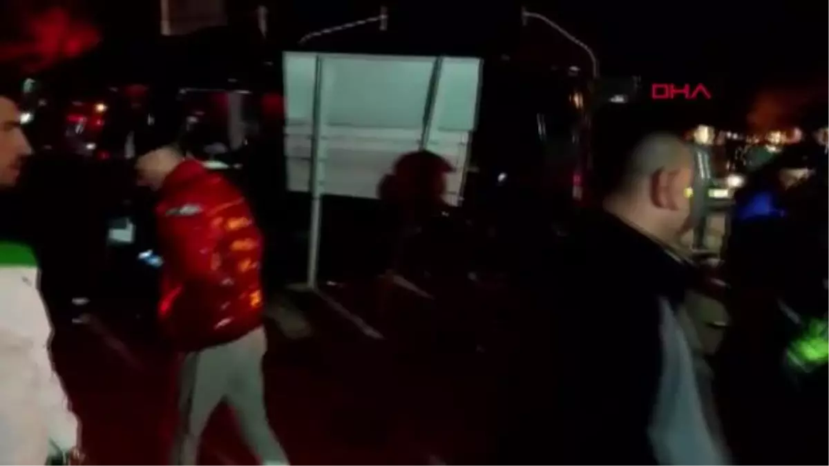 Tekirdağ\'da tur minibüsü ile otomobil çarpıştı: 20 kişi yaralandı