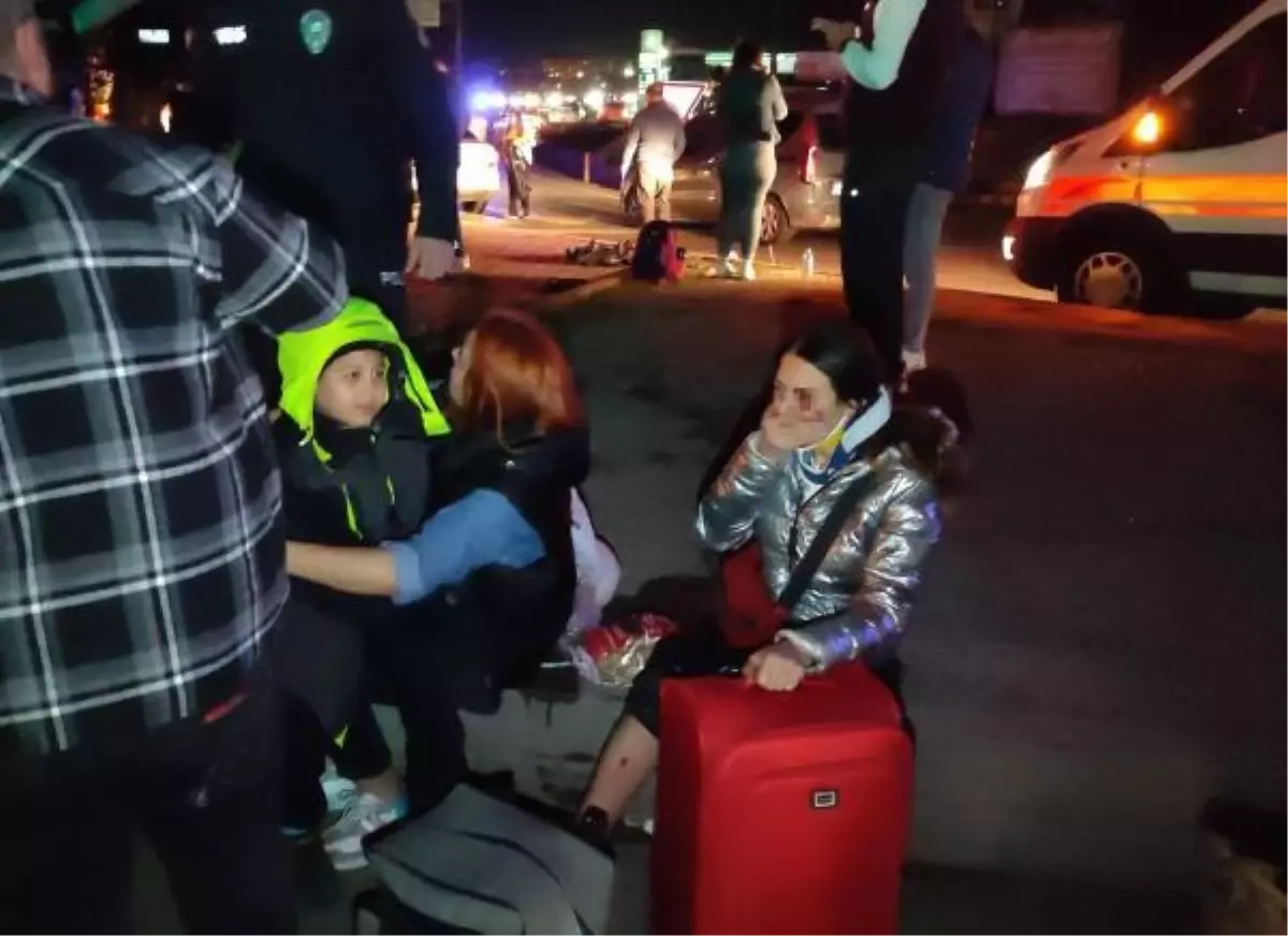 Tekirdağ\'da Tur Minibüsü ile Otomobil Çarpıştı: 20 Kişi Yaralandı