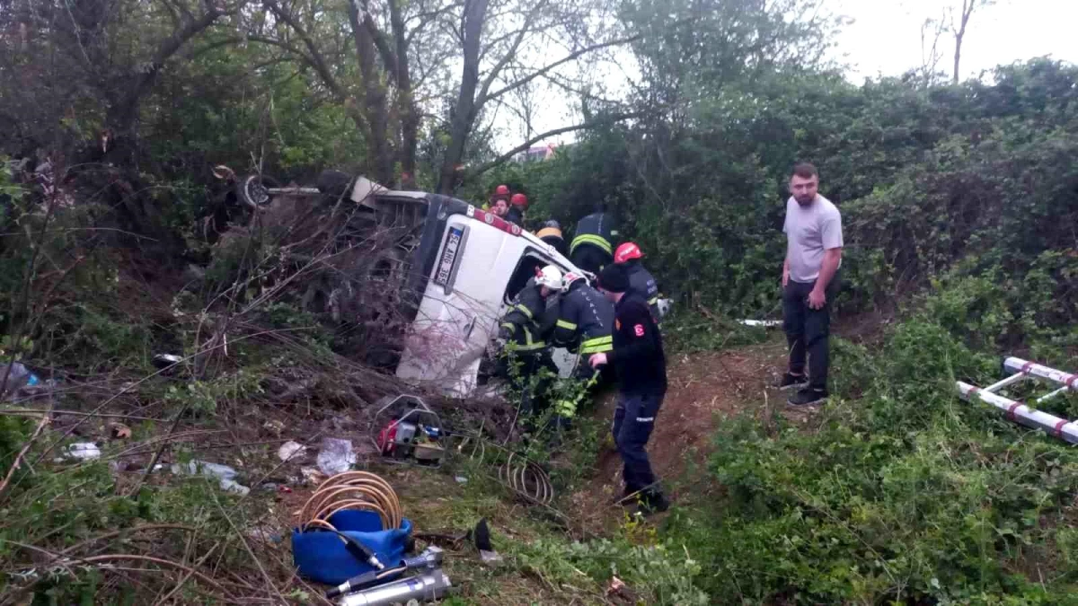 TEM Otoyolu Kocaeli geçişinde servis minibüsü şarampole devrildi