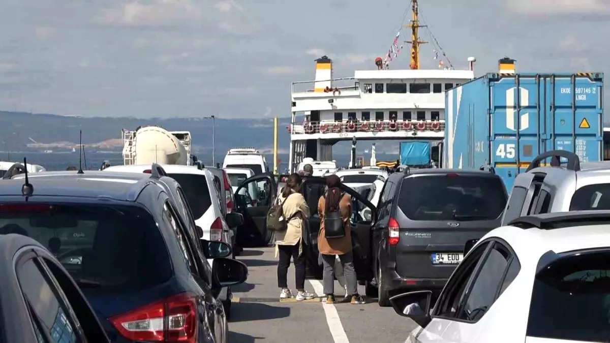 Ramazan Bayramı tatilinin son gününde Topçular İskelesi\'nde yoğunluk yaşanıyor