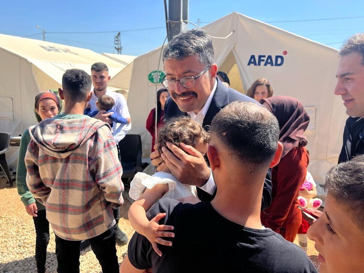 Kütahya Valisi Ali Çelik, Hatay\'da Depremzedelerle Bayramlaştı