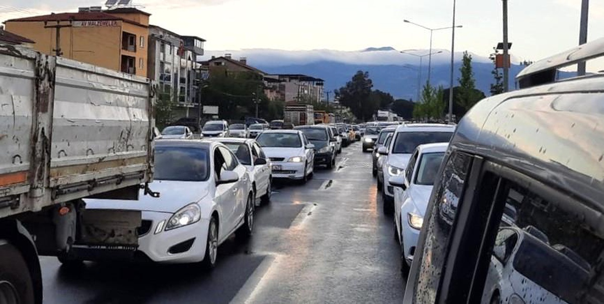 Yağış ve kazalar bayram trafiğini felç etti
