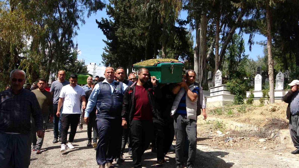 Mersin\'de çıkan yangında hayatını kaybeden üçüzler son yolculuğuna uğurlandı