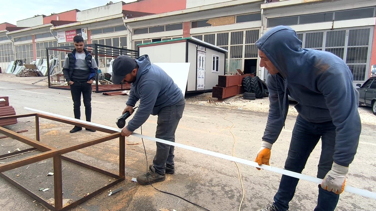 Depremde Etkilenen Doğanşehir\'de Demirci Ustası Konteyner Üretimine Başladı