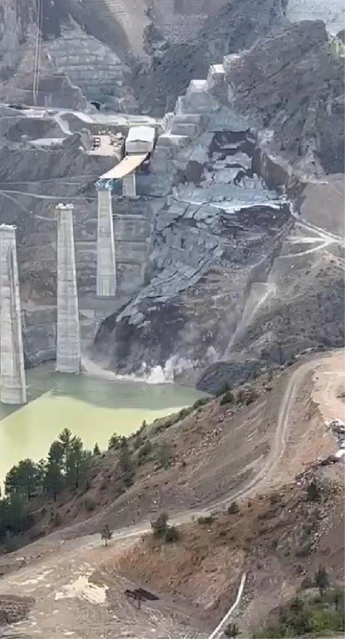 Yusufeli Barajı inşaatında meydana gelen heyelanda viyadük zarar görmedi