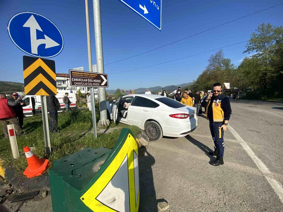 Zonguldak\'ta Otomobil Demir Direğe Çarptı