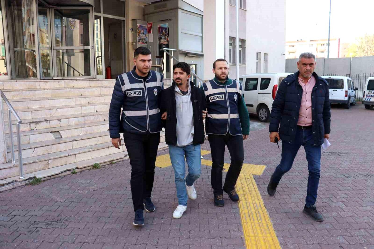 Kayseri\'de hırsızlık suçundan aranan şahıs kovalamaca sonucu yakalandı