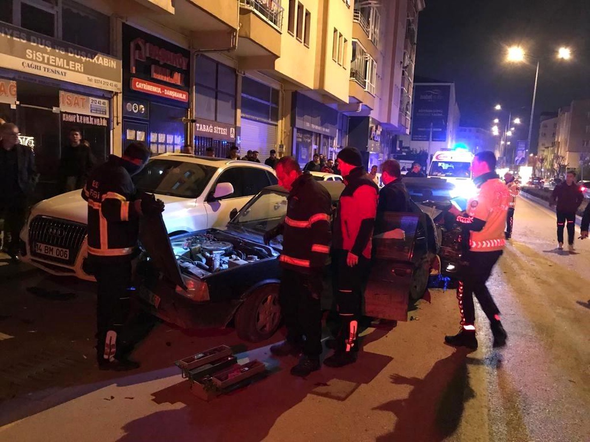 Bolu\'da Kimliği Belirsiz Sürücü 2 Otomobile Çarptıktan Sonra Kaçtı